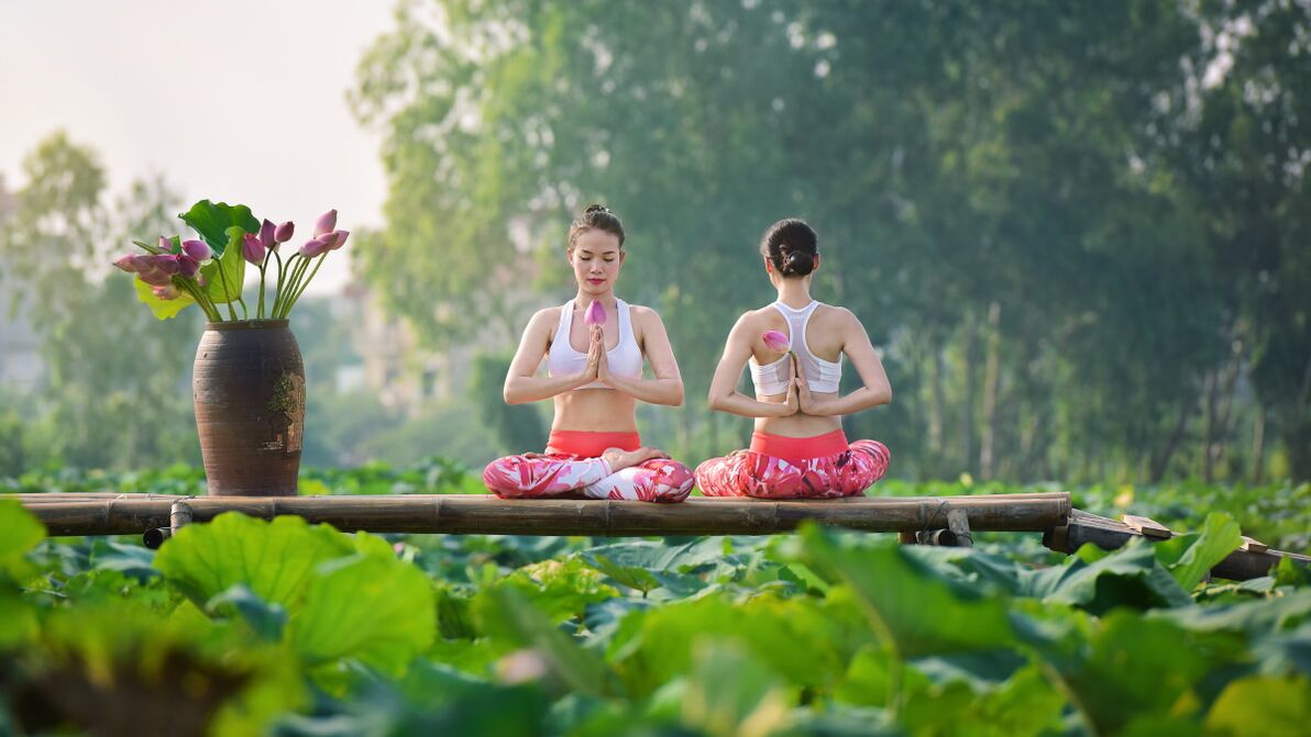 Djevojke u Lotus Pose